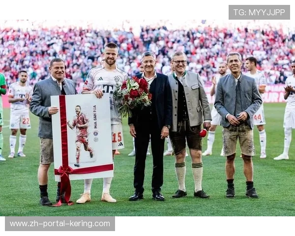 门兴球迷高歌助威，门将扑救后与队友相拥庆祝