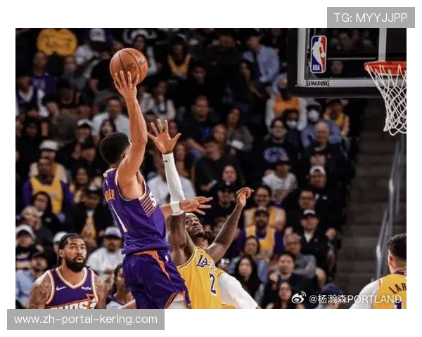 湖人太阳背靠背二战:詹姆斯复出后体能分配,布克得分爆发力成关键 湖人太阳背靠背二战:詹姆斯复出后体能分配,布克得分爆发力成关键